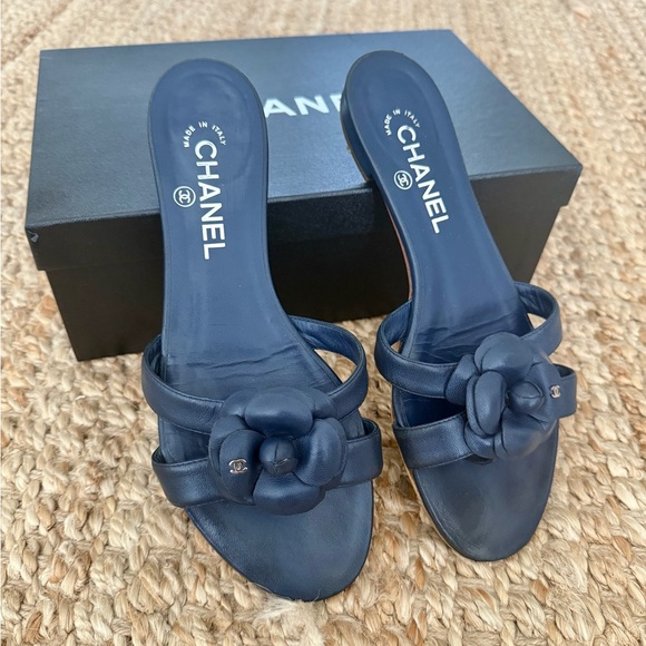 Chanel Camellia Thong Sandals – Navy Lambskin Leather with CC Logo, Size 38.5 - Picture 3 of 9